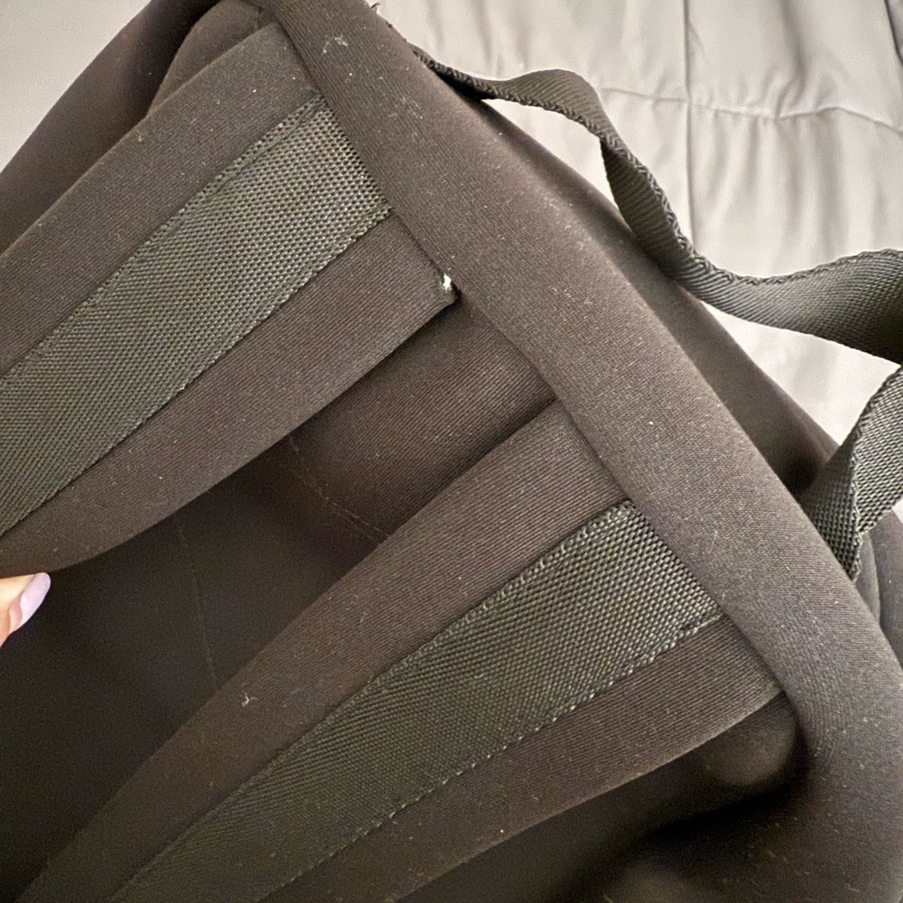 ALO Yoga Charcoal Men's Backpack - Picture 3 of 4